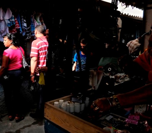 Compradores pasean viendo la mercancía en los nuevos mercados privados.