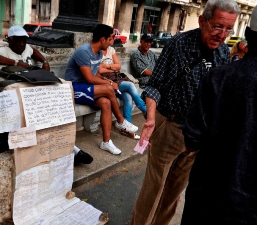 En El Paseo del Prado ciudadanos cubanos tratan de vender de todo, desde departamentos hasta carros.