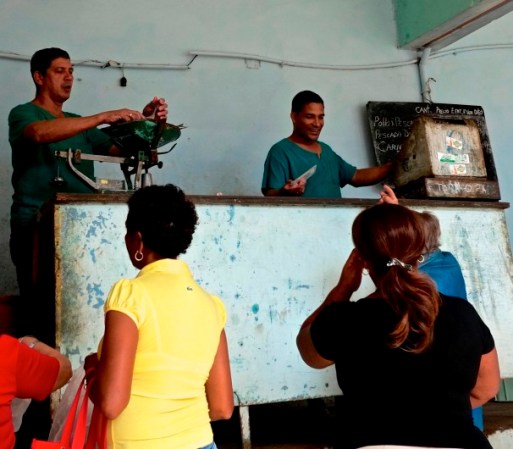 En las tiendas del gobierno, el pescado es racionado y es un lujo que sólo unos pocos se pueden dar. Por años a los pescadores se les ha permitido beneficiarse de su pesca diaria.