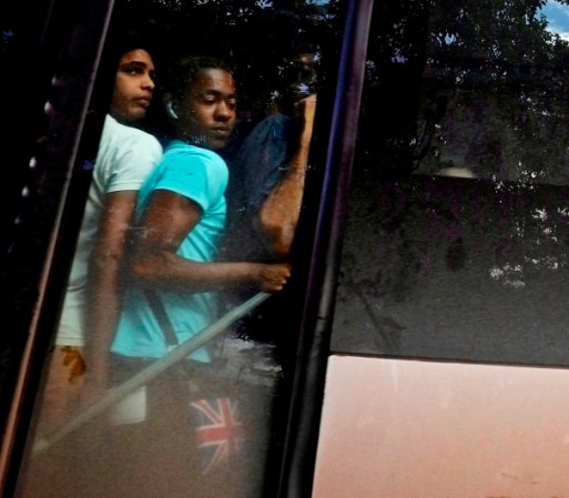 Un llenísimo autobus lleva a la gente a su trabajo y escuelas en Vedado. El nuevo reglamento para negocios en el país comunista ha permitido que miles de personas capitalicen sus habilidades y hagan negocio por sí mismos por primera vez desde 1959.