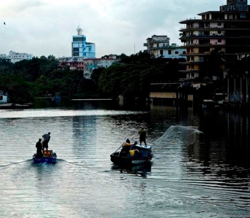 Pescadores lanzan sus redes en el Río Almendares antes de lanzarse a un día de pesca.