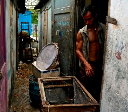 Un pescador se prepara para un día de pesca.