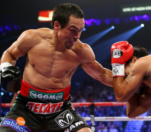 Márquez le da un izquierdazo a Pacquiao.