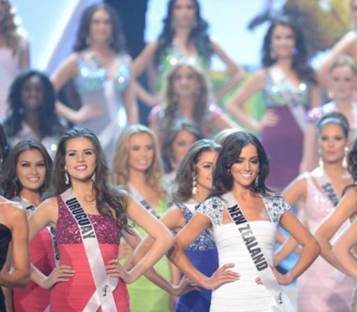 El público aclama y ellas agradecen obsequiándoles toda su belleza y glamour