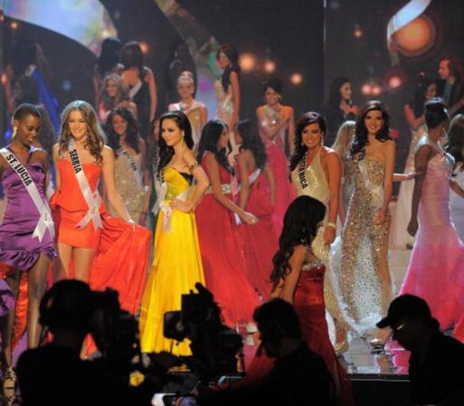 Las candidatas al finalizar uno de los desfiles más impactantes de la noche