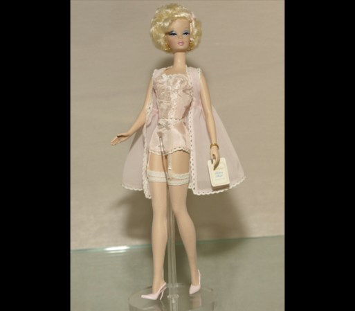 Aquí vemos a una de las primeras muñequitas de la serie Barbie