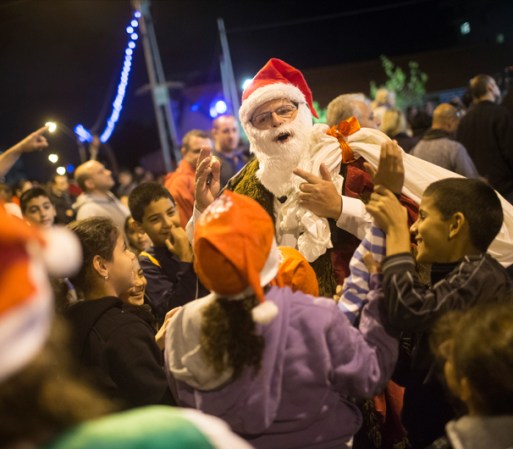 TEL AVIV, ISRAEL - Un Santa israelí saluda a niños en un suburbio de Tel Aviv.