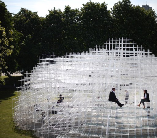 La obra está ubicada al frentes del Serpentine Gallery, en los jardines de Kensington.