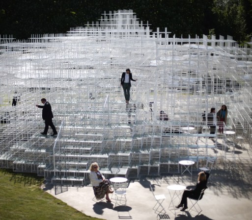 El japonés, de 41 años, dice que su obra es un paisaje artificial, un terreno transparente que incita a los <br />visitantes a interactuar y a explorar el sitio en diversas maneras.