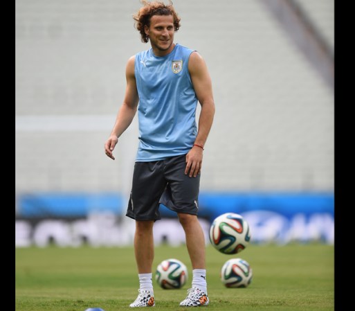 Diego Forlán: Si alguien debería de ponerse la camisa pegadita es Diego, este hombre no solamente tiene los mejores lavaderos del Mundial pero también los mejores brazos.