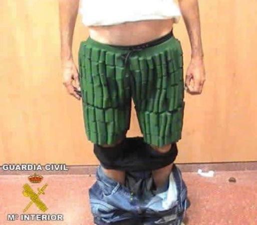 Este hombre llevaba más de 6 kilogramos de cocaína en las bermudas.