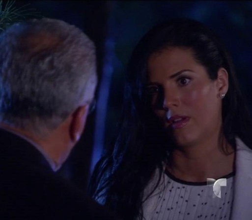 Amanda va con el padre al bosque, pero no encuentran el cuerpo de Ricardo.