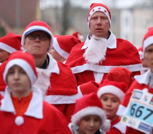 MICHENDORF, ALEMANIA - Coorredores vestidos de Santa se preparan para la carrera anual "Michendorf Santa Run".