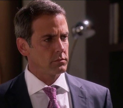 Después de hablar con Lisette, Humberto visita a Pancho y lo presiona para que arreste a su hermano. Pancho le comenta que la única forma sería si su hermano hubiera utilizado un identificación falsa.