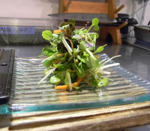 Puedes servir esta carne con cualquier tipo de vegetales. La receta de Aijo lleva una ensalada de micro-cilantro, zanahoria y manzana verde cortada en juliana.