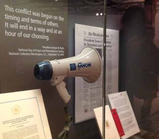 En el caso de los museos, se exponen cosas tales como este megáfono, el cual es el que Bush utilizó para hablar con los trabajadores del World Trade Center el 14 de Septiembre del 2001.