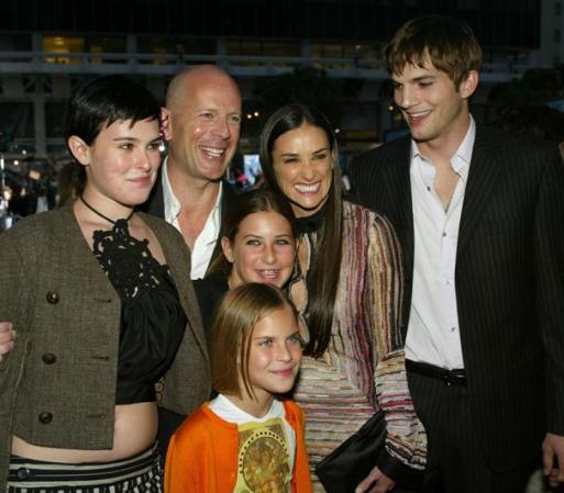 La actriz Demi Moore y su ex esposo el actor Bruce Willis tienen tres hijas en común, Tallulah Belle, Rumor y Scout. En esta imagen del 2003 se les ve compartir con el entonces novio de la actriz, Ashton Kutcher (derecha).