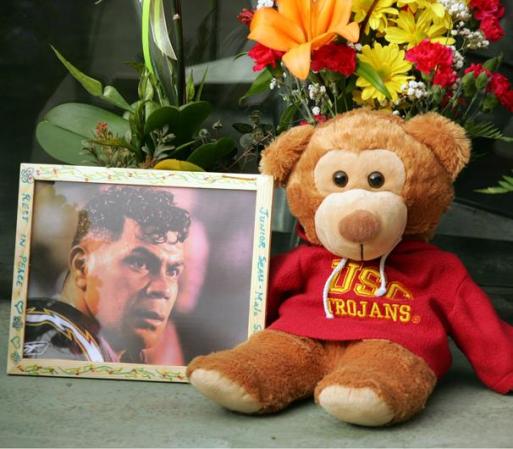 VIERNES 4 DE MAYO: Un memorial en honor al ex jugador de football Junior Seau se realizó este jueves. Las autoridades investigan su muerte como un suicidio de un disparo en el pecho.