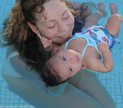 Mariah Carey colgó esta foto en twitter en la que aparece enseñando a flotar a su hija Monroe.