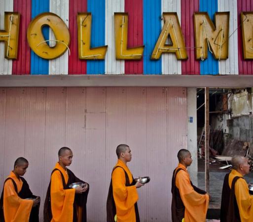 JUEVES 3 DE MAYO: Monjes budistas asisten a una ceremonia en preparación para el Día de Vesak este domingo, el día más sagrado del calendario budista y que conmemora el nacimiento de Buda.