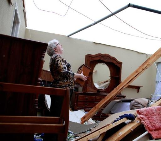Una residente en Arlington, Texas, busca sus pertenencias luego de que su casa fuera destruida por un tornado.