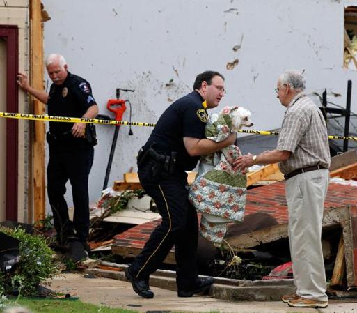 El Servicio Meteorológico Nacional reportó al menos dos tornados "grandes y extremadamente peligrosos" al sur de Dallas y Fort Worth.