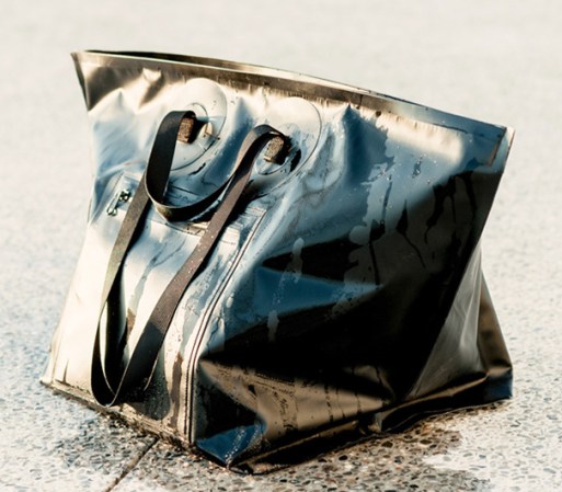 Bolsa de vinilo, a prueba de agua, por dentro y por fuera, que mantendrá tu ropa sudada de gimnasio a salvo.<br />Disponible en baggu.com , $ 120.