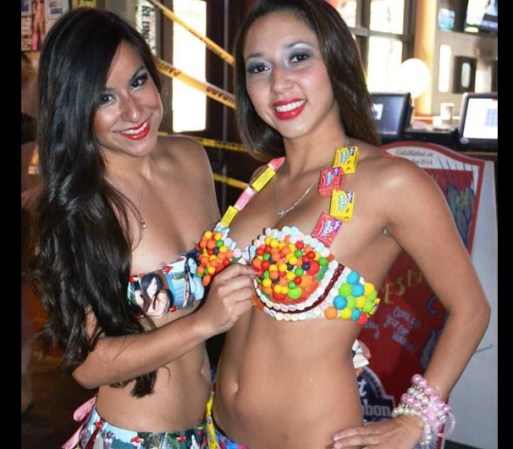 Si pensabas que las meseras de Hooters enseñaban más de la cuenta, ahora se te harán “modestas” a comparación de las trabajadoras en el bar “Redneck Heaven”.