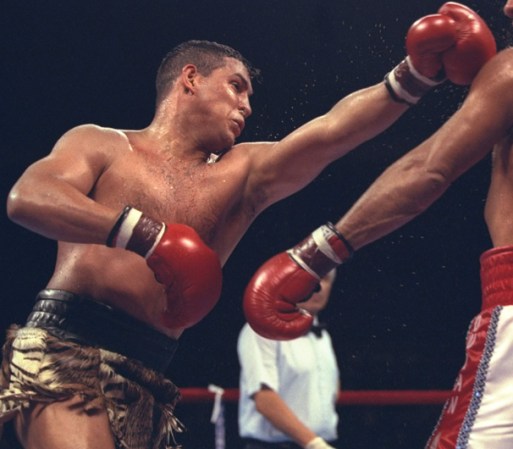 Aquí vemos un golpe a la cabeza que Héctor Camacho le propina a Roberto Durán.