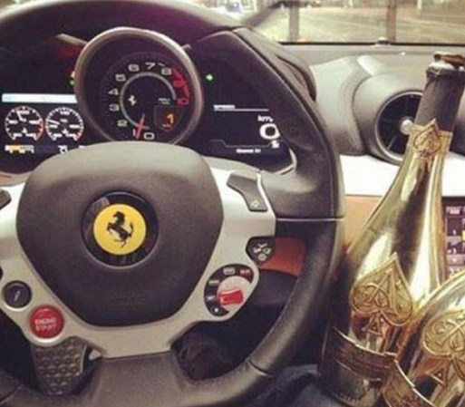 Ni que hablar de las fotos como estas “Ferrari + Armand de Brigna = Verdadero Mirrrey”.