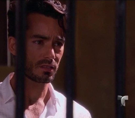 Begoña visita a Santiago, le cuenta del accidente de Amanda y le pide que se aleje de ella.