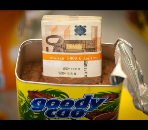 Pero que tal este atrevido amante de cacao, que pensaba pasar desapercibido metiendo el dinero dentro del chocolate.