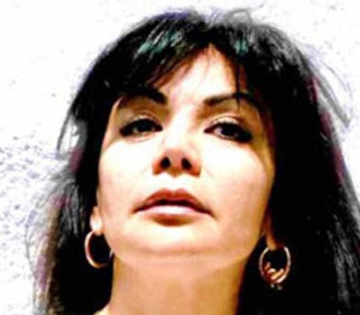 Y es que la reina sin corona, conocida por su melena negra, coqueteaba con las cámaras aun cuando estaba a punto de ser encerrada…
