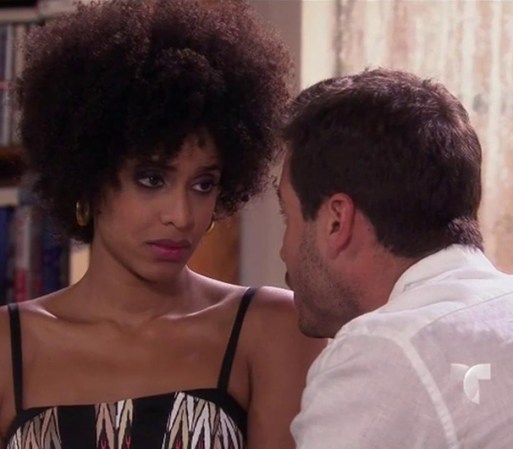 Mara va a ver a Arturo y le pide que la proteja de Carlos, que siente que la desviste con la mirada cuando la va a buscar.