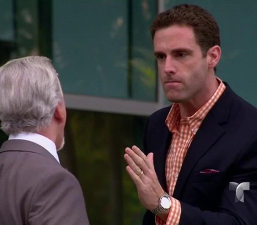 George alcanza a Gaspar a fuera del banco y tienen una discusión. George golpea a Gaspar, quien se escapa, se sube a su coche y comienzan una persecución.