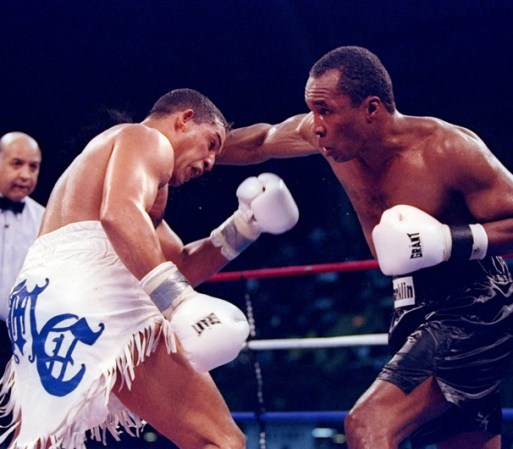 En aquella ocasión, Sugar Ray Leonard también le propinó algunos golpes a Camacho.