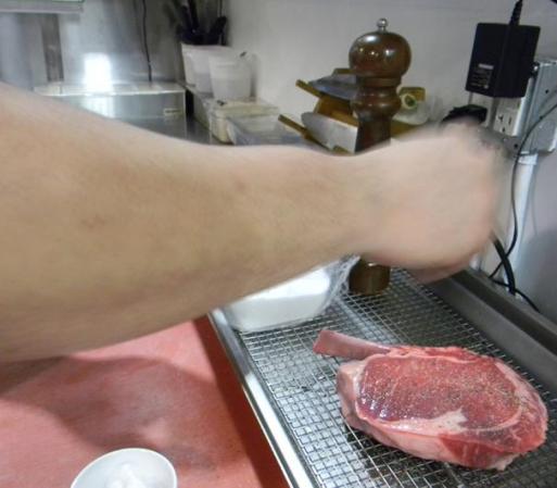 Como primer paso, condimenta la carne con sal y pimienta.