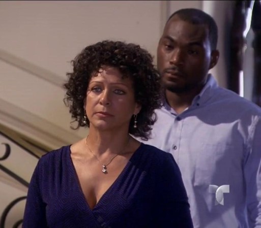 Elisa lleva a Colin a casa de Hortensia para que hablen. Ella le da una bofetada y lo nombra asesino.