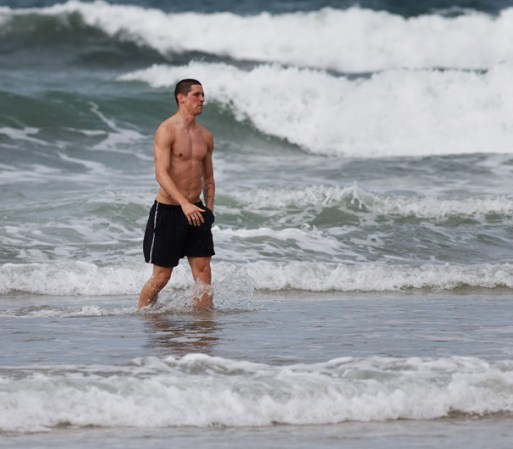 Te invitamos a ver más fotos de la selección española de fútbol disfrutando del agua… Aquí Fernando Torres