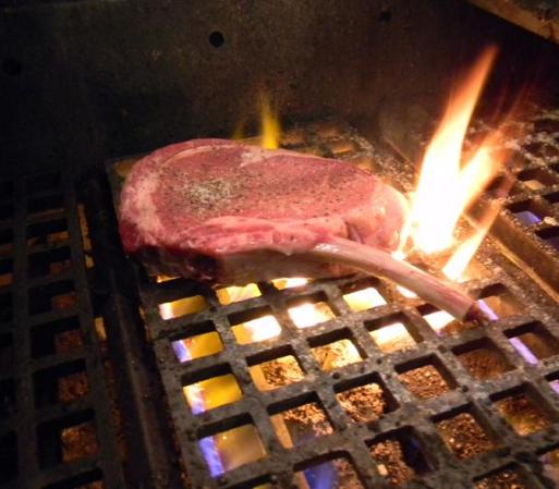 Luego comienza la cocción con el sellado de la carne, para proteger el sabor y conservar su jugo. “Una vez que lo sellas por fuera, puedes trabajar el término de la carne”, dice Buroz.