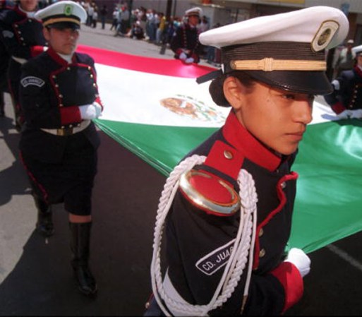 Los niños también forman parte de los desfiles, marchan muy orgullosos de su bandera tricolor.