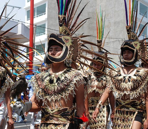 Los trajes regionales también son parte de esta festividad.