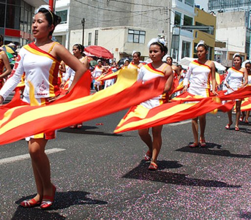 En Puebla, los niños participan en los desfiles disfrazados de trajes coloridos.