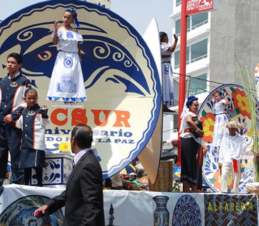 Aquí otro carro alegórico lleno de color, con todo tipo de personas vestidas de color y tradición.