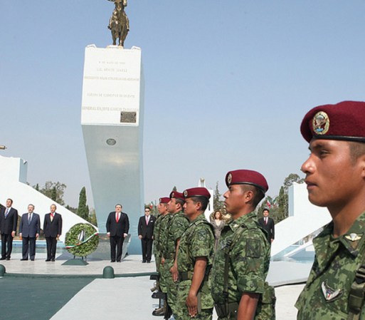 El Presidente Mexicano asiste a la toma de Protesta de Bandera a los soldados del Servicio Militar Nacional.