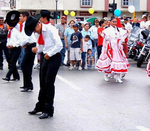 En Ciudad Juárez por ejemplo, la gente sale a la calle a observar los diversos desfiles de los bailarines y actores que se disfrazan.