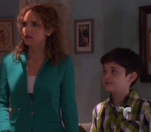 Santiago llega a visitar a Wiily. Mientras Paula va por el niño Santiago ve el expediente de Willy y le pregunta a Paula si era el marido a Amanda. Ella no responde, entonces pregunta al niño si era su papá y él le que sí.