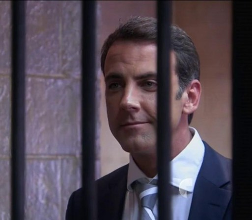 Humberto visita a Santiago en la cárcel para provocarlo. Santiago le echa en cara que él planeó todo.