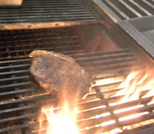 Ahora vamos buscando el término, subimos el nivel de la parrilla, regresamos la carne, retiramos y nuevamente y, por segunda vez, la carne va a la salsa para que siga absorbiendo los sabores.