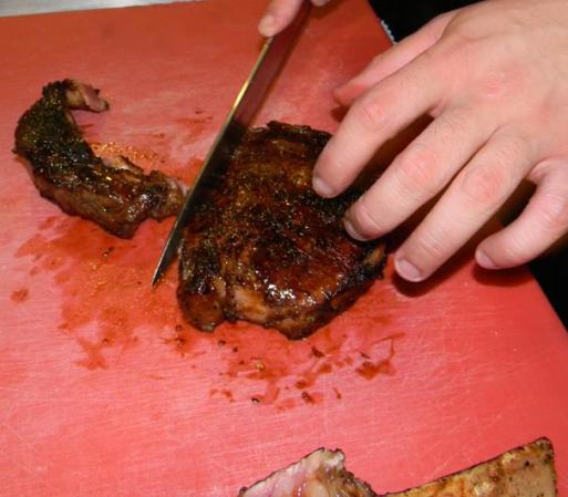 Retiramos una vez más y llevamos a una tabla para despegar el hueso y la grasa. Regresamos nuevamente a la parrilla.